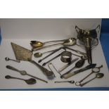 A COLLECTION OF HALLMARKED SILVER, WHITE METAL ITEMS TO INCLUDE A CAKE SLICE, SPOONS, TONGS,