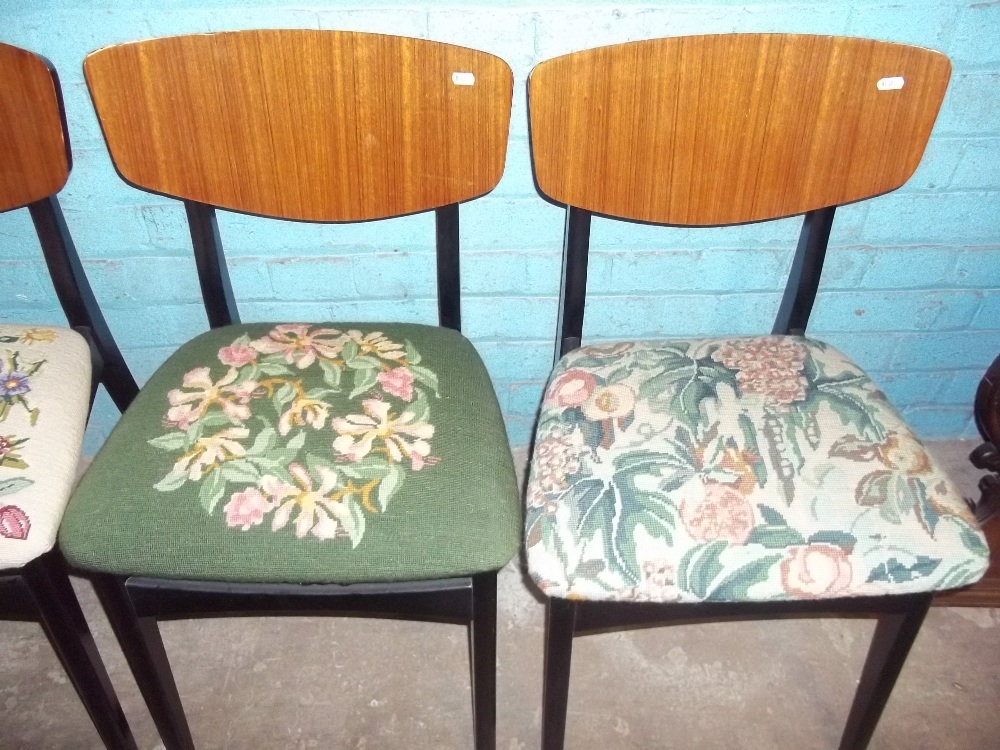 A SET OF FOUR VINTAGE DINING CHAIRS - Image 5 of 8