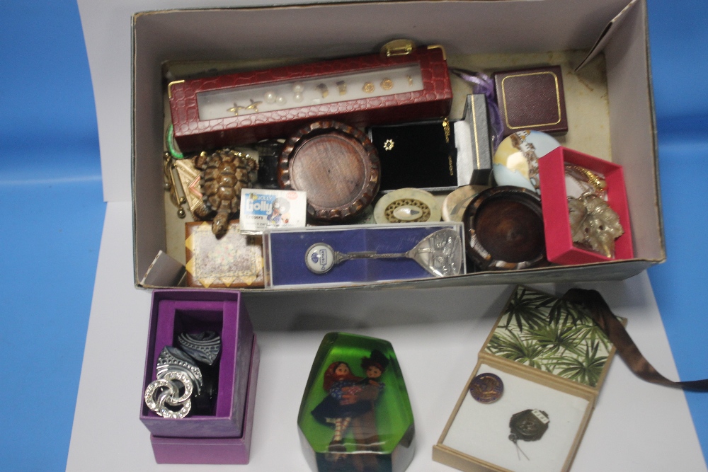 A BOX OF COSTUME JEWELLERY AND COLLECTABLES