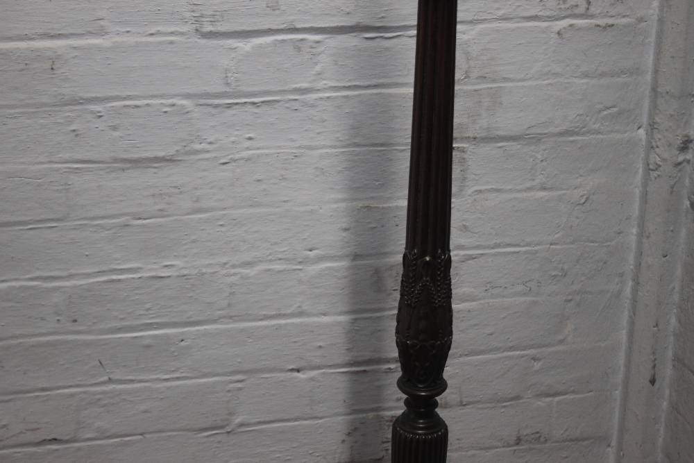 A MAHOGANY ANTIQUE GEORGIAN FLOOR STANDING STANDARD LAMP - Image 4 of 7