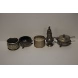 A COLLECTION OF HALLMARKED SILVER ITEMS TO INCLUDE NAPKIN RINGS, MUSTARD POT ETC