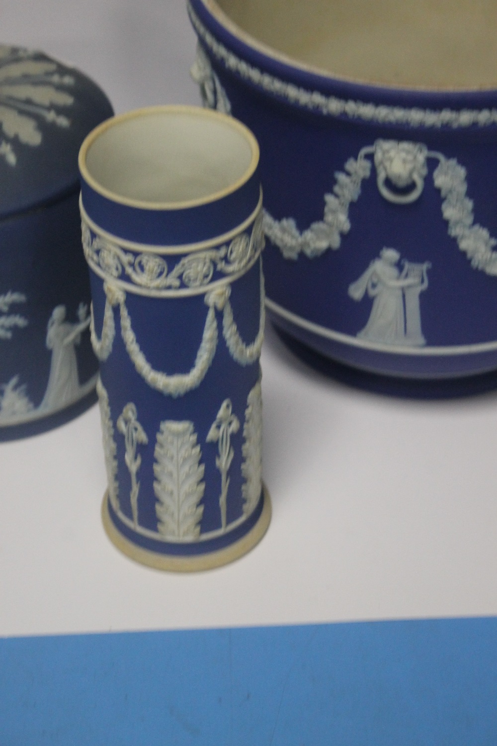 A LARGE WEDGWOOD VASE H 20 CM TOGETHER WITH A WEDGWOOD LIDDED POT ETC - Image 2 of 3