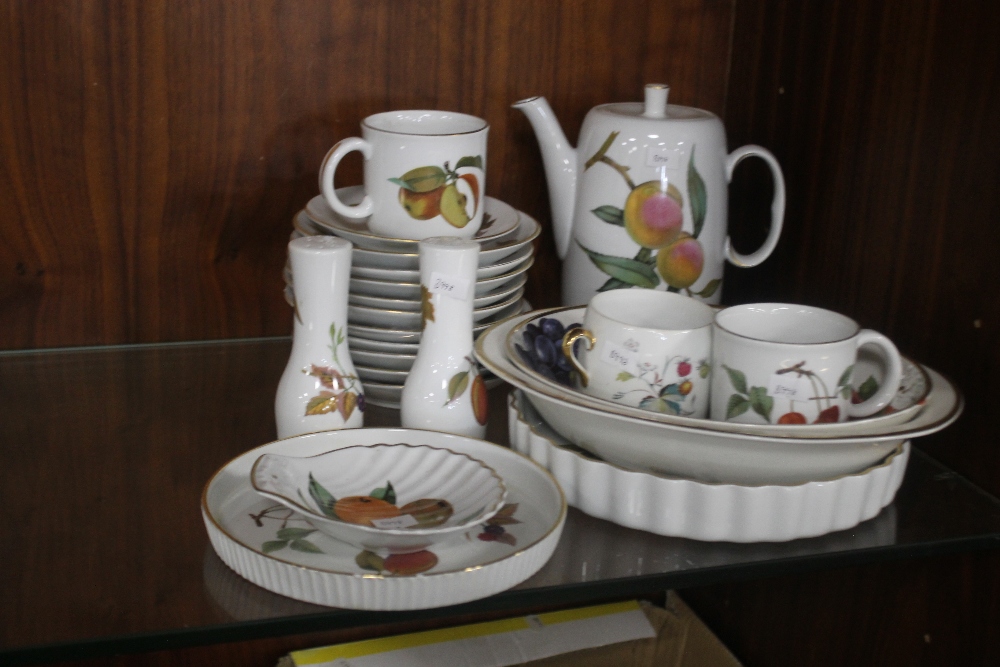 A COLLECTION OF ROYAL WORCESTER TEA AND DINNERWARE