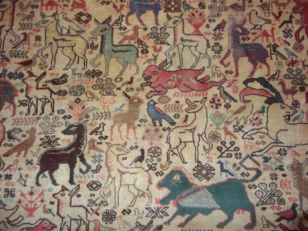 A HAND MADE RUG DEPICTING PREHISTORIC ANIMALS, SIZE 245 X 177 CM - Image 12 of 13