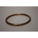 A 9 CT GOLD HOLLOW BANGLE