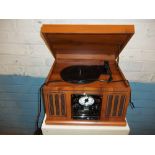 A VINTAGE STYLE RECORD PLAYER / RADIO