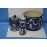 A LARGE WEDGWOOD VASE H 20 CM TOGETHER WITH A WEDGWOOD LIDDED POT ETC