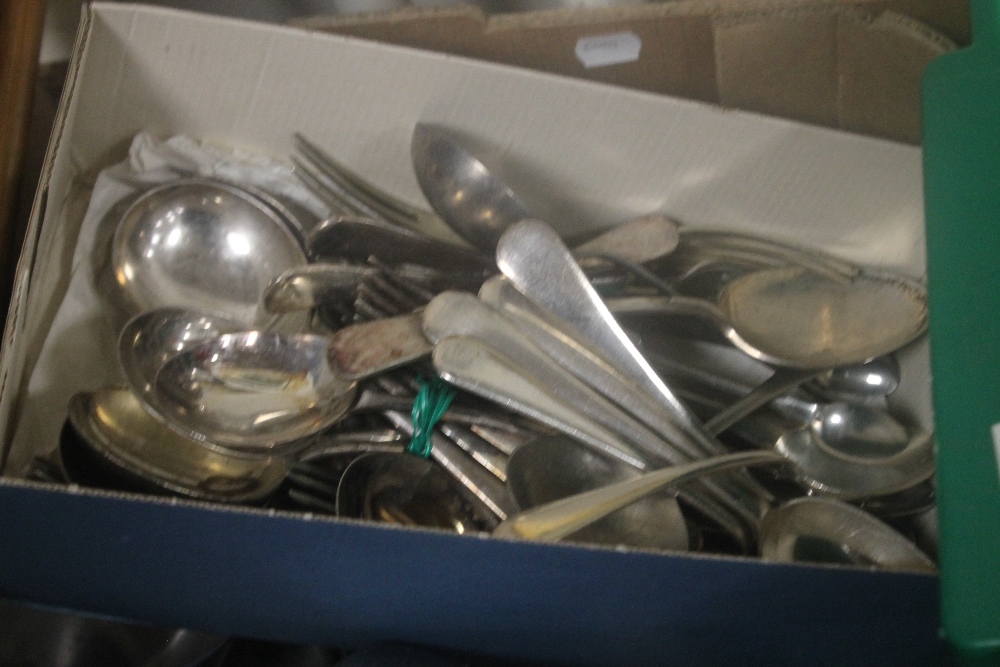 A TRAY OF METALWARE (TRAY NOT INCLUDED) - Image 3 of 5