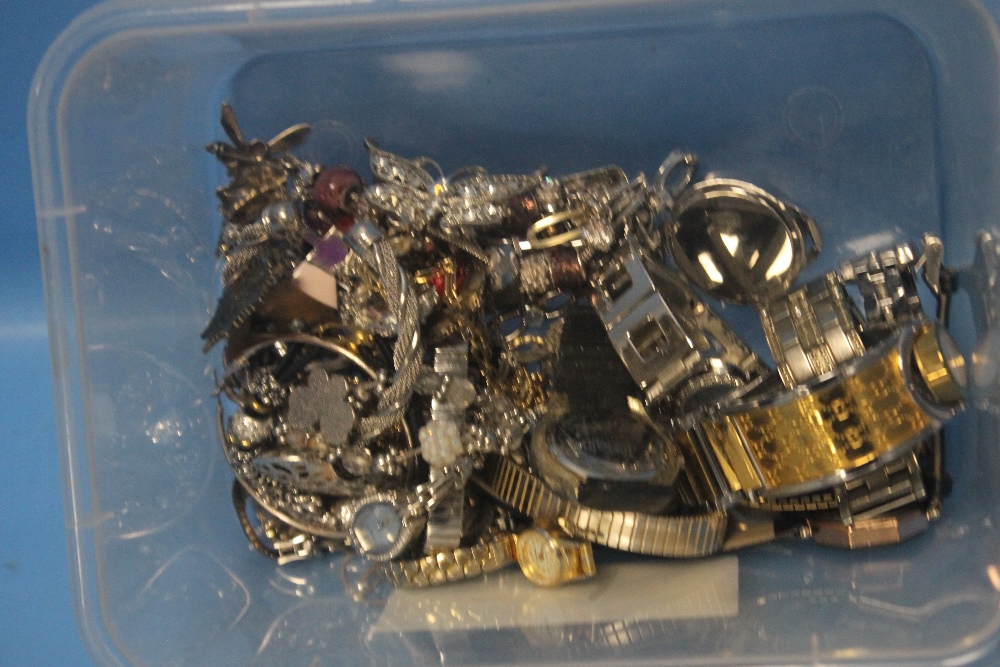 A COLLECTION OF NINETEEN WRISTWATCHES AND A QUANTITY OF COSTUME JEWELLERY - Image 3 of 5