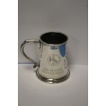 A HALLMARKED SILVER TANKARD ENSCRIBED "THE QUEENS SILVER JUBILEE, THE COLLAGE OF ARMS"