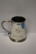 A HALLMARKED SILVER TANKARD ENSCRIBED "THE QUEENS SILVER JUBILEE, THE COLLAGE OF ARMS"