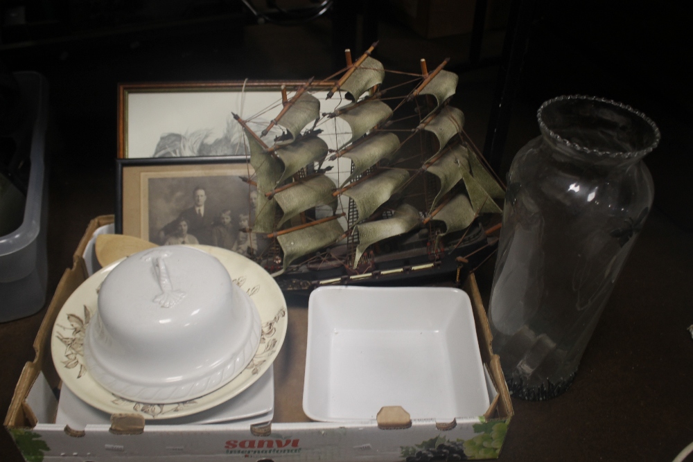 A TRAY OF SUNDRIES TO INCLUDE A MODEL OF A SHIP, LARGE GLASS VASE WITH BUTTERFLY DECORATION ETC. (