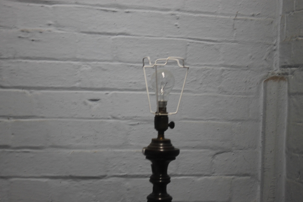 A MAHOGANY ANTIQUE GEORGIAN FLOOR STANDING STANDARD LAMP - Image 6 of 7