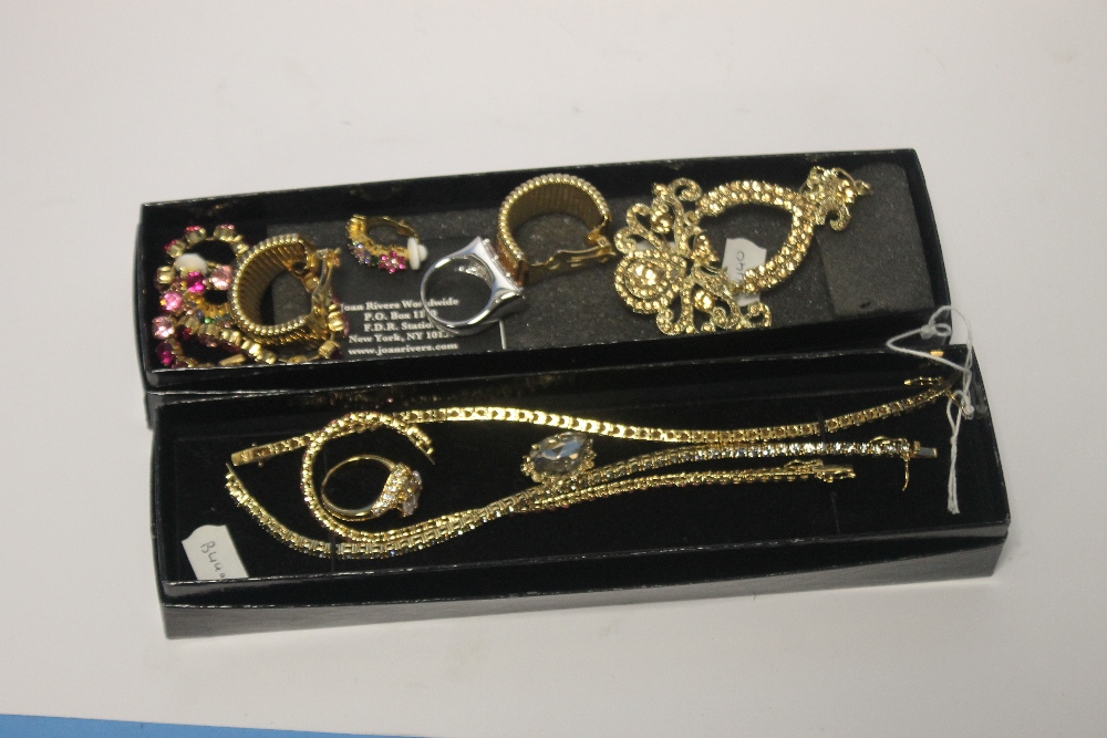 A SMALL COLLECTION OF ASSORTED COSTUME JEWELLERY