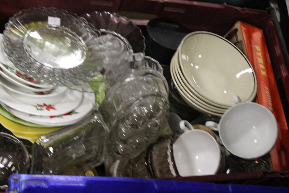 TWO TRAYS OF CERAMICS AND GLASSWARE (TRAYS NOT INCLUDED) - Image 4 of 5