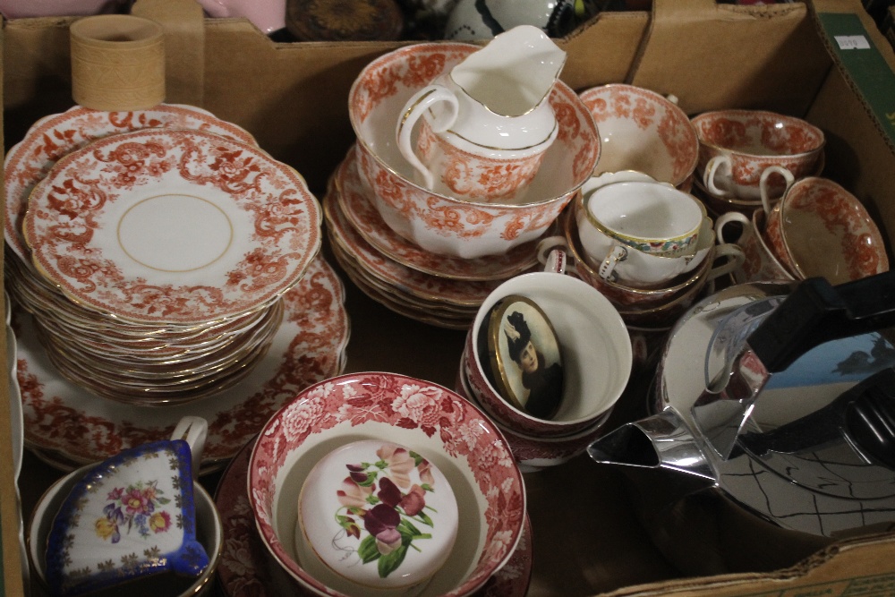 FOUR TRAYS OF ASSORTED CERAMICS TO INCLUDE ROYAL WORCESTER EVESHAM (TRAY NOT INCLUDED) - Image 3 of 7