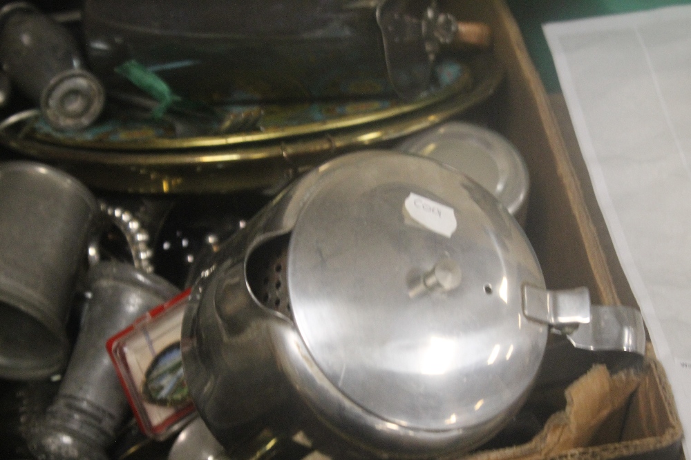 A TRAY OF METALWARE (TRAY NOT INCLUDED) - Image 4 of 5