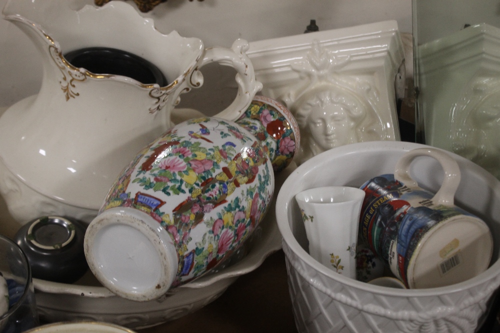 FOUR TRAYS OF ASSORTED CERAMICS TO INCLUDE ROYAL WORCESTER EVESHAM (TRAY NOT INCLUDED) - Image 6 of 7