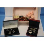 A BOX OF ASSORTED JEWELLERY TO INCLUDE SILVER EXAMPLES