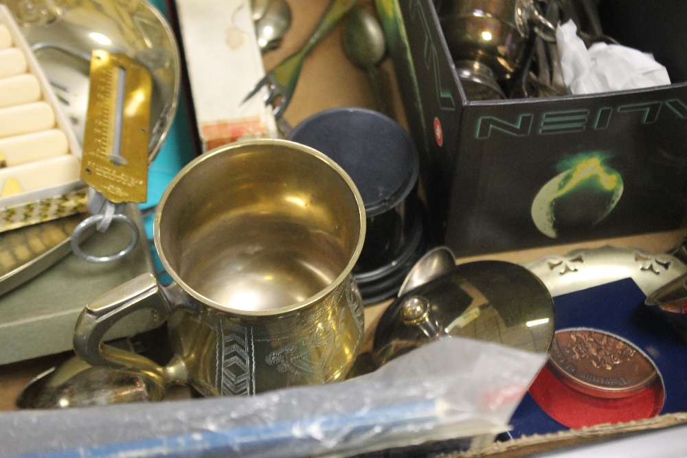 A TRAY OF METALWARE TO INCLUDE A TANKARD (TRAY NOT INCLUDED) - Image 6 of 6