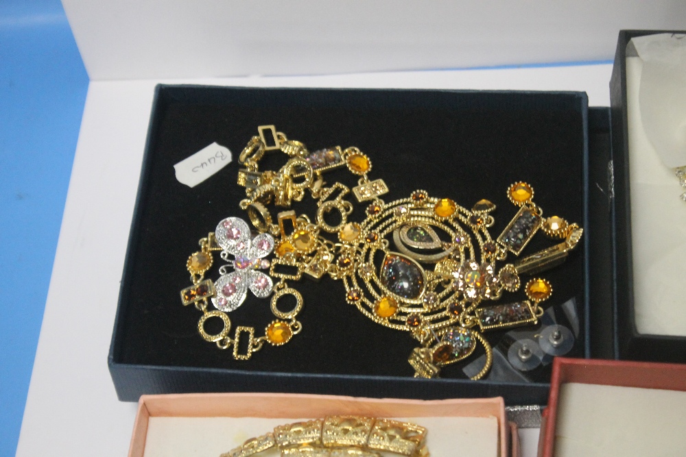 A COLLECTION OF COSTUME JEWELLERY - Image 6 of 7