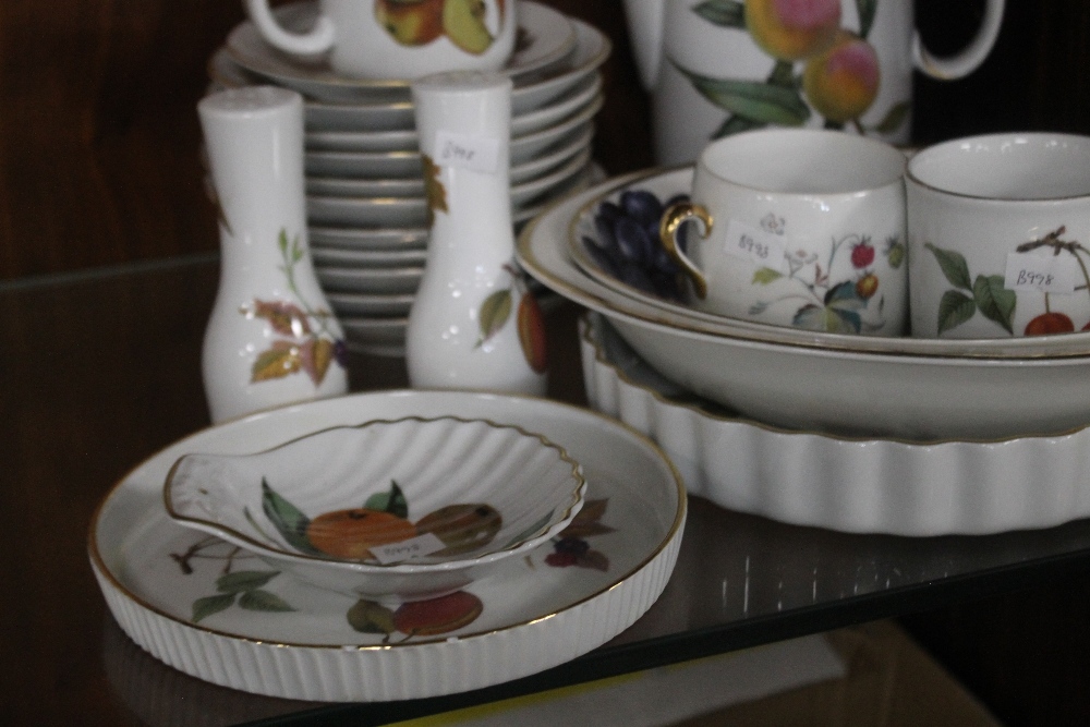 A COLLECTION OF ROYAL WORCESTER TEA AND DINNERWARE - Image 2 of 3