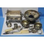 A QUANTITY OF WHITE METAL ITEMS TO INCLUDE FLAT WARE