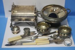 A QUANTITY OF WHITE METAL ITEMS TO INCLUDE FLAT WARE