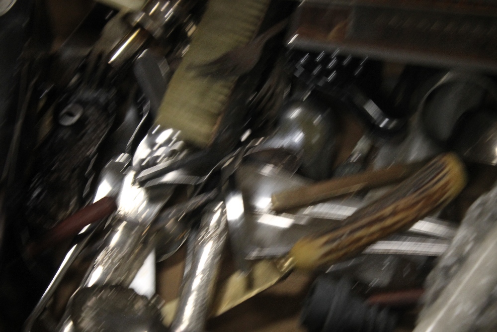 TWO TRAYS OF ASSORTED METALWARE ETC TO INCLUDE FLATWARE (TRAYS NOT INCLUDED) - Image 4 of 5
