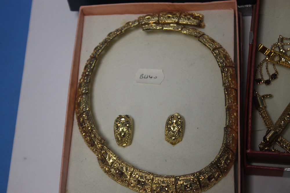 A COLLECTION OF COSTUME JEWELLERY - Image 4 of 7