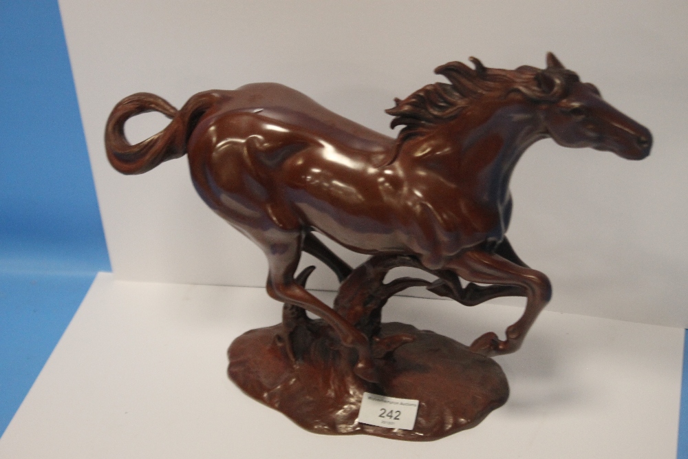 A COLD PAINTED BRASS HORSE FIGURE - Image 3 of 3