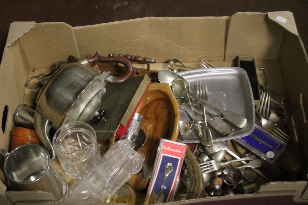 A TRAY OF ASSORTED METALWARE (TRAY NOT INCLUDED)