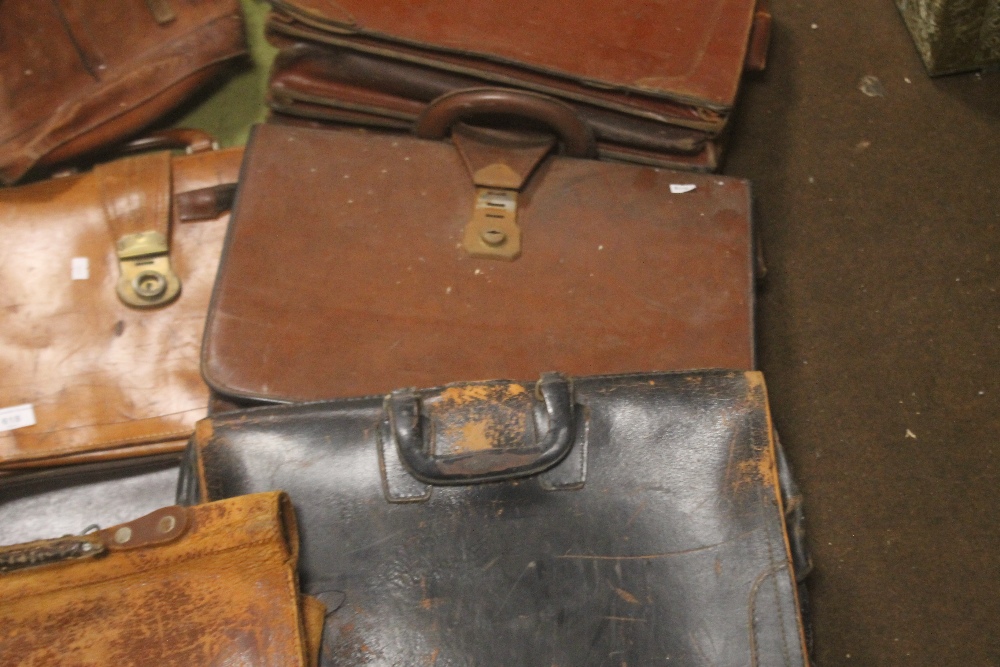 A QUANTITY OF VINTAGE LEATHER SATCHELS (8) - Image 5 of 7