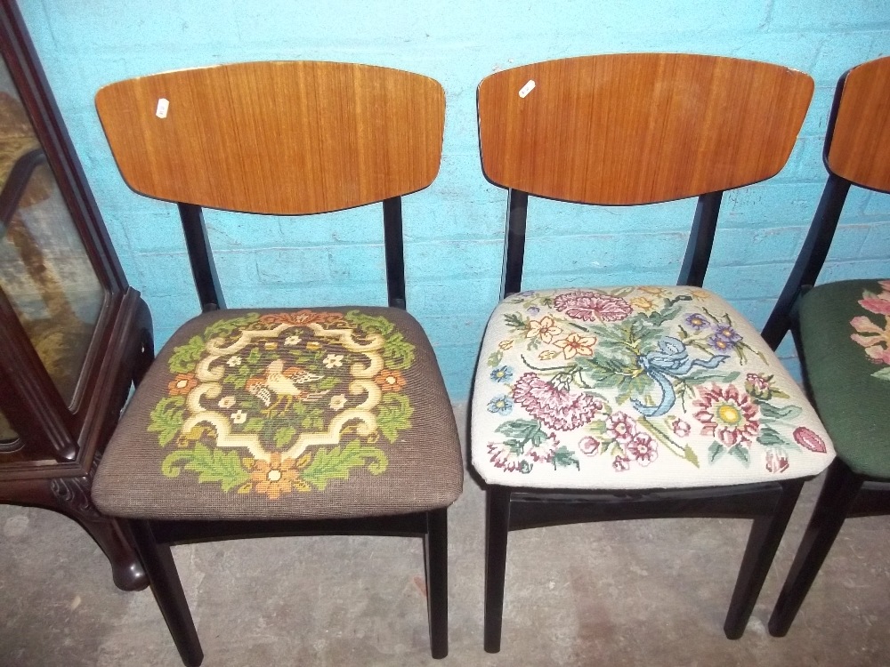 A SET OF FOUR VINTAGE DINING CHAIRS - Image 8 of 8