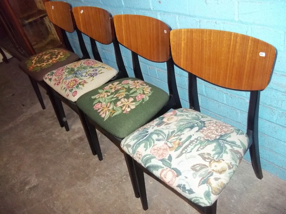 A SET OF FOUR VINTAGE DINING CHAIRS - Image 2 of 8