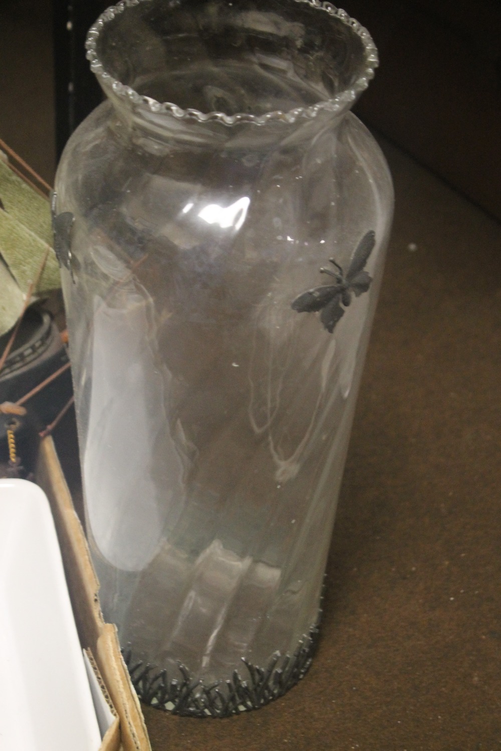 A TRAY OF SUNDRIES TO INCLUDE A MODEL OF A SHIP, LARGE GLASS VASE WITH BUTTERFLY DECORATION ETC. ( - Image 6 of 7