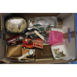 A BOX OF MISCELLANEOUS COLLECTABLES TO INCLUDE WHITE METAL ITEMS, VINTAGE TIN ETC.