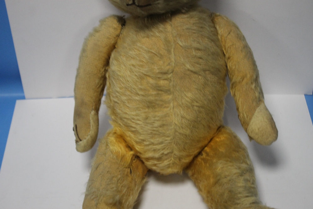 A VINTAGE JOINTED TEDDY BEAR, in play worn condition - Image 4 of 6