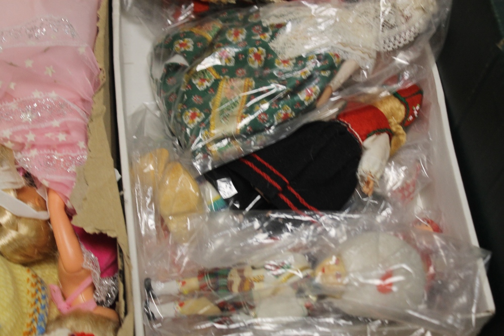 A COLLECTION OF CONTINENTAL STYLE DOLLS TOGETHER WITH A COLLECTION OF DOLLS CLOTHES AND A BASIL - Image 5 of 5