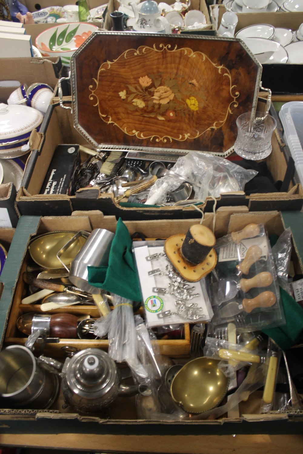 TWO TRAYS OF ASSORTED METALWARE ETC TO INCLUDE FLATWARE (TRAYS NOT INCLUDED)