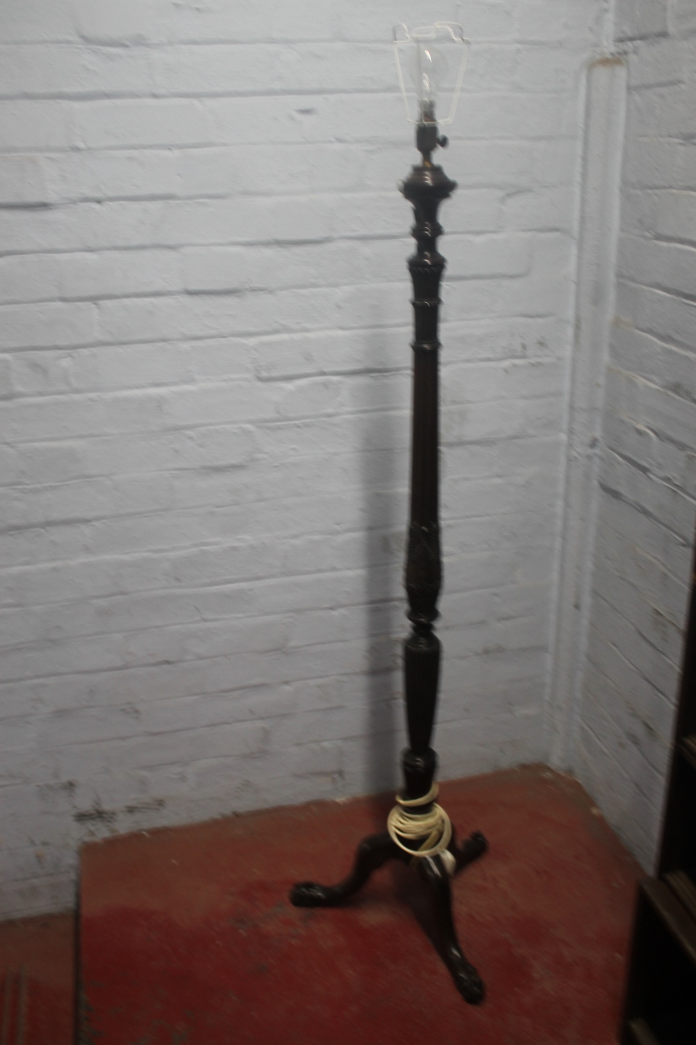 A MAHOGANY ANTIQUE GEORGIAN FLOOR STANDING STANDARD LAMP