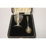 A HALLMARKED SILVER EGGCUP AND SPOON