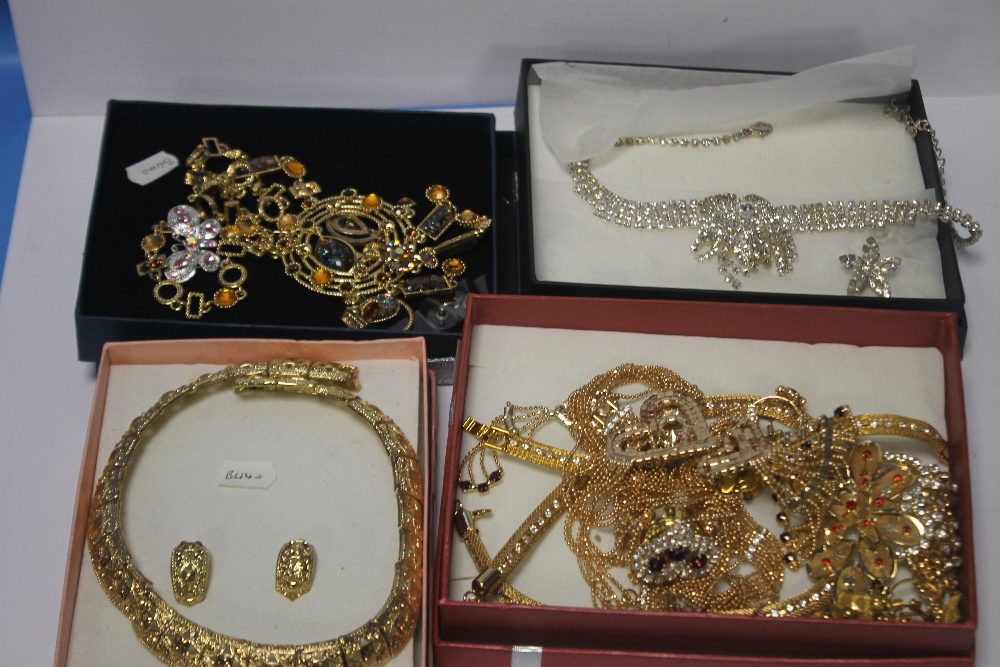 A COLLECTION OF COSTUME JEWELLERY