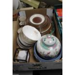 A TRAY OF ASSORTED CERAMICS TO INCLUDE A ORIENTAL STYLE LIDDED JAR (TRAY NOT INCLUDED)