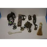 A QUANTITY OF COLLECTABLES TO INCLUDE METAL ELEPHANT, BRASS ORNAMENTS ETC.