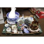 A TRAY OF ASSORTED CERAMICS TO INCLUDE BLUE AND WHITE (TRAY NOT INCLUDED)
