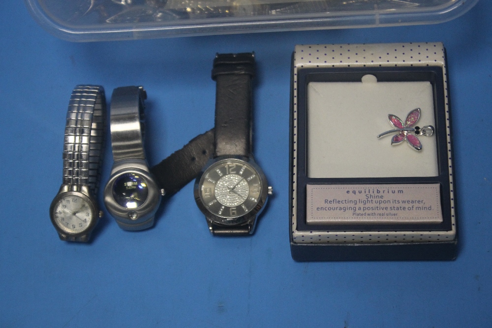 A COLLECTION OF NINETEEN WRISTWATCHES AND A QUANTITY OF COSTUME JEWELLERY - Image 4 of 5