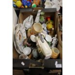 A TRAY OF ASSORTED CERAMICS TO INCLUDE A TWIN HANDLED VASE