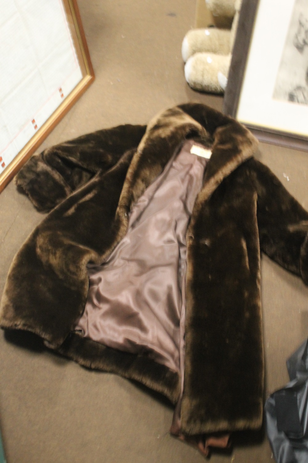 A BROWN FUR COAT - Image 3 of 3