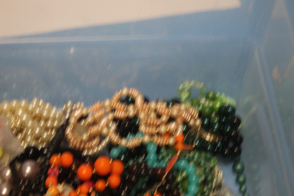 A TUB OF OF ASSORTED COSTUME NECKLACES AND A BAG OF BEADS ETC. - Image 4 of 5